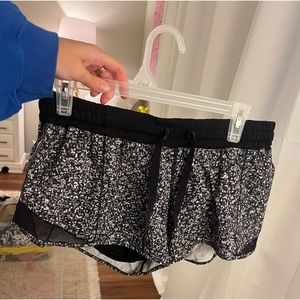 lululemon hotty hot shorts 2.5in